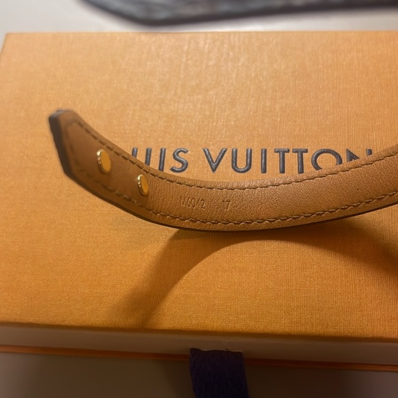 Louis Vuitton essential V bracelet with box - Picture 4 of 7